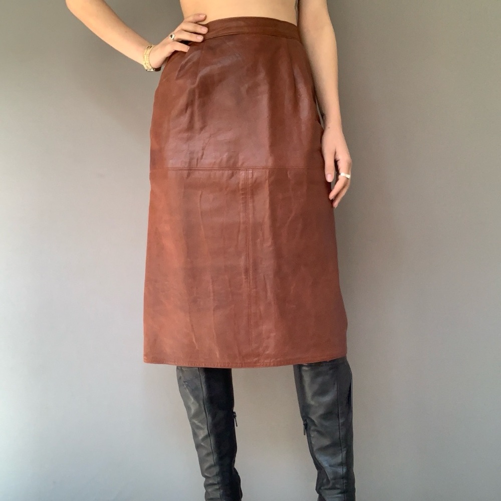 True Vintage Midi Leather Skirt. 🖤